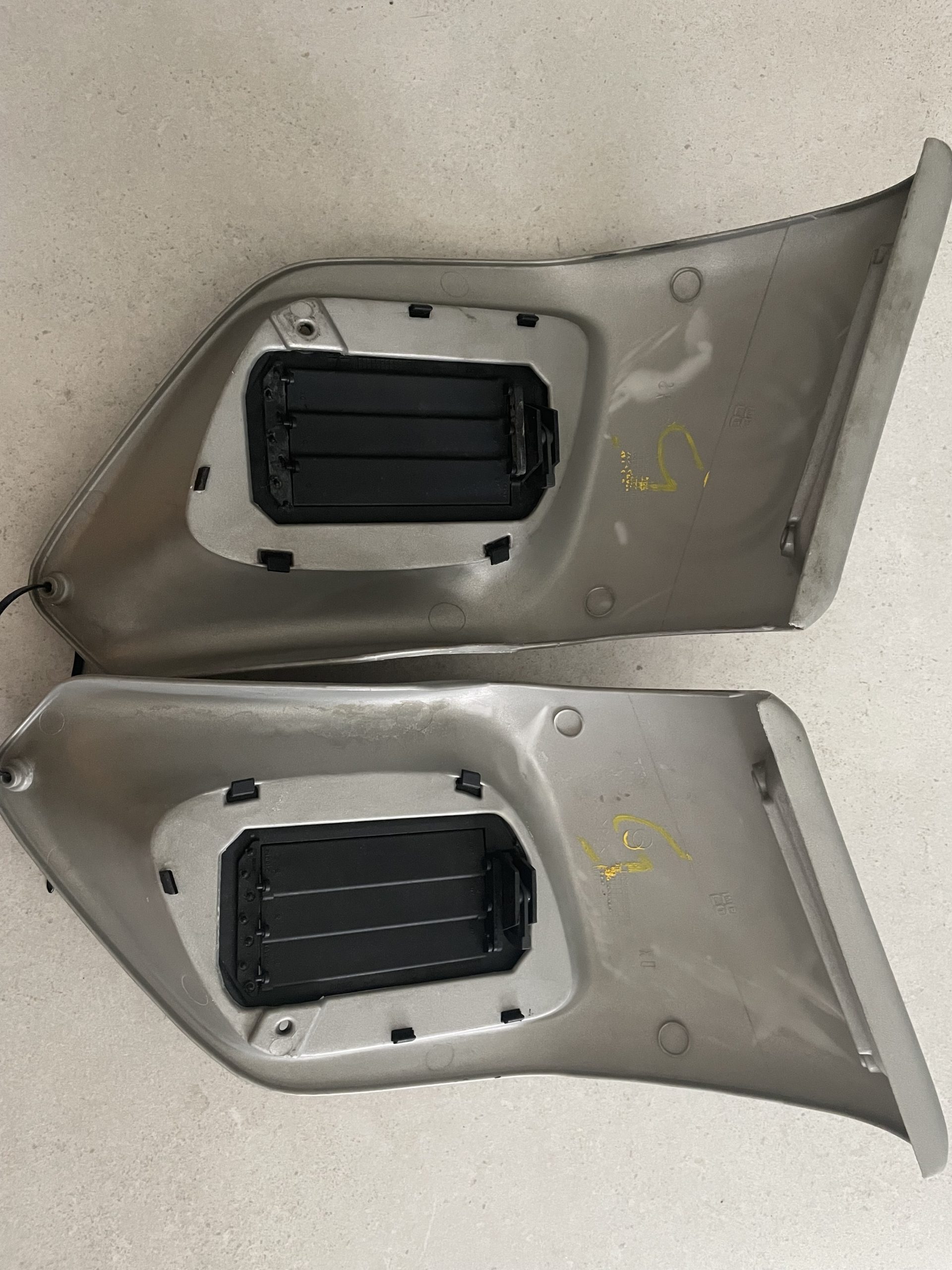 PAIR GENUINE USED VENT PANELS GREYSILVER 2988920043UG5 (1)