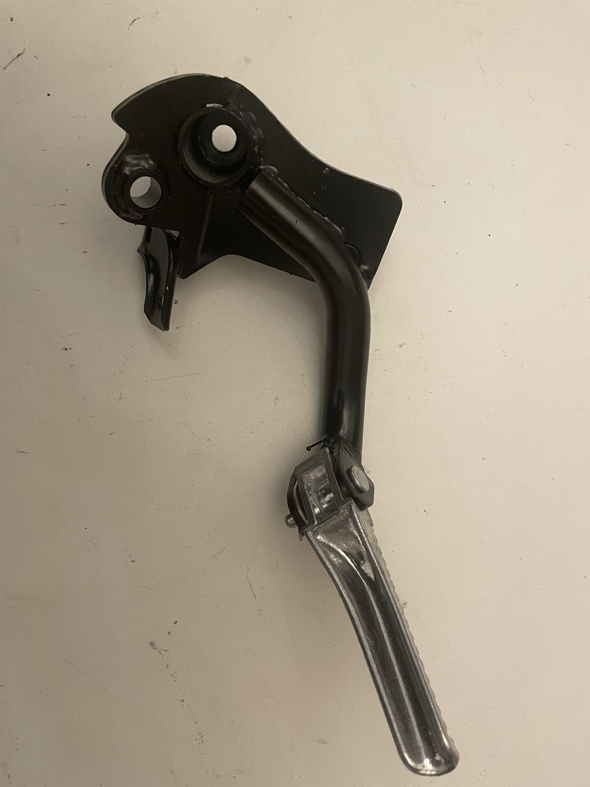 NEW GENUINE TYPHOON 125 LH FOOTREST 274975NG (1)